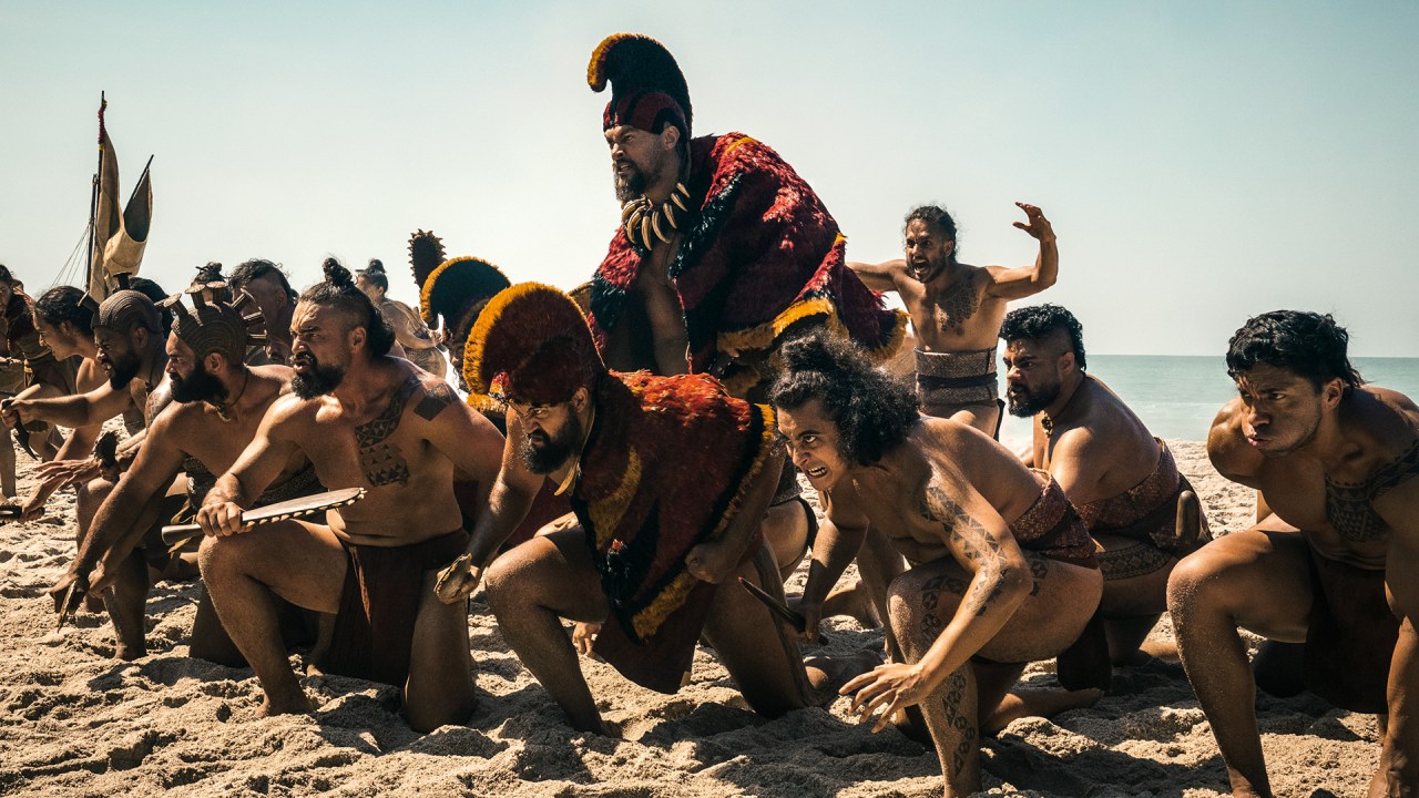 ÉPICO - O ator (no centro, de pé) na nova produção: apuro histórico com a cultura e os personagens ancestrais (Foto: Apple TV+.)