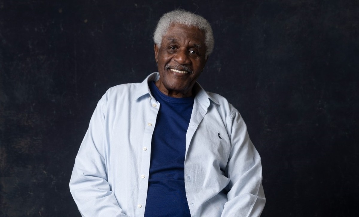 Tony Tornado retorna às telas do Brasil aos 95 anos em grande estilo Tony Tornado é o radialista Lúcio em Êta Mundo Melhor! (Foto: Globo/ Léo Rosário)