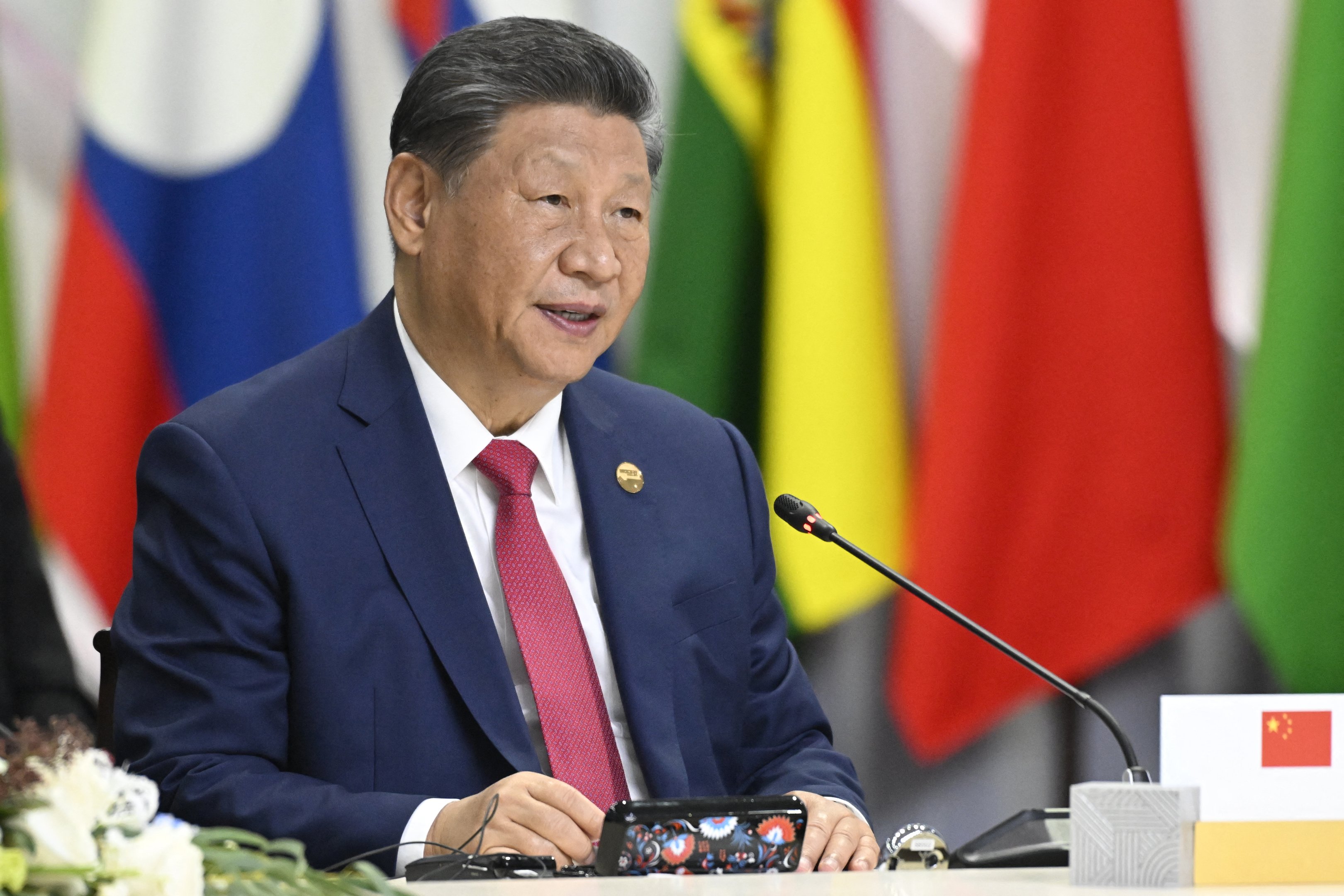 Xi Jinping busca combater a deflação na China e enfrenta resistência das elites locais Com nova matriz, Xi pode criar embates com elites locais do Partido Comunista (Foto: Alexander NEMENOV /AFP)