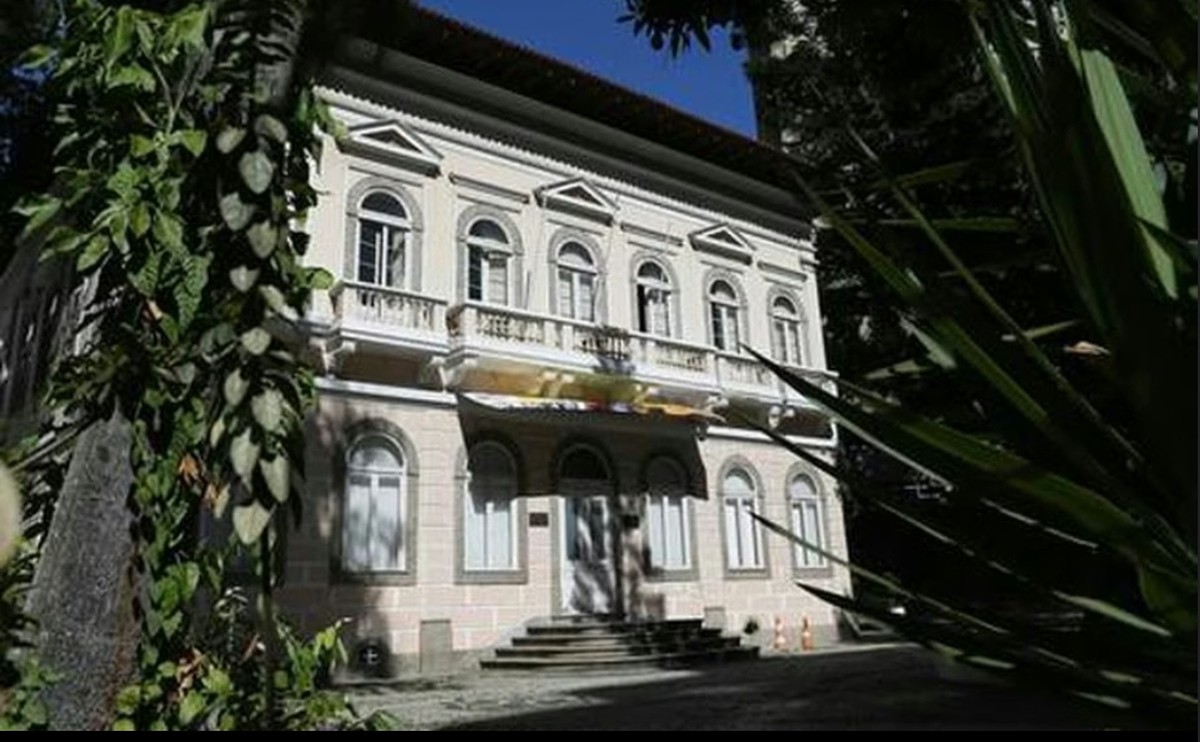 O casarão onde funcionava o Bennett, na Rua Marquês de Abrantes, no Flamengo, será preservado no projeto do residencial que será erguido no local (Foto: Reprodução)