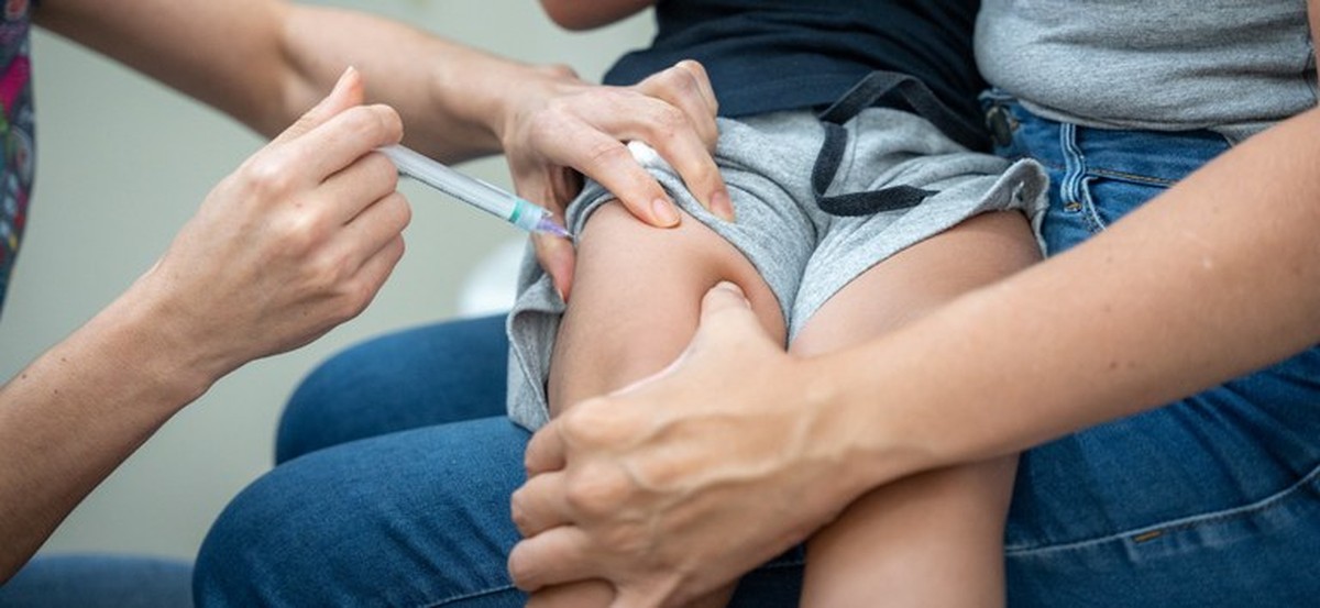 Criança toma vacina contra coqueluche (Foto: Divulgação Ministério da Saúde / Foto de Julia Prado)