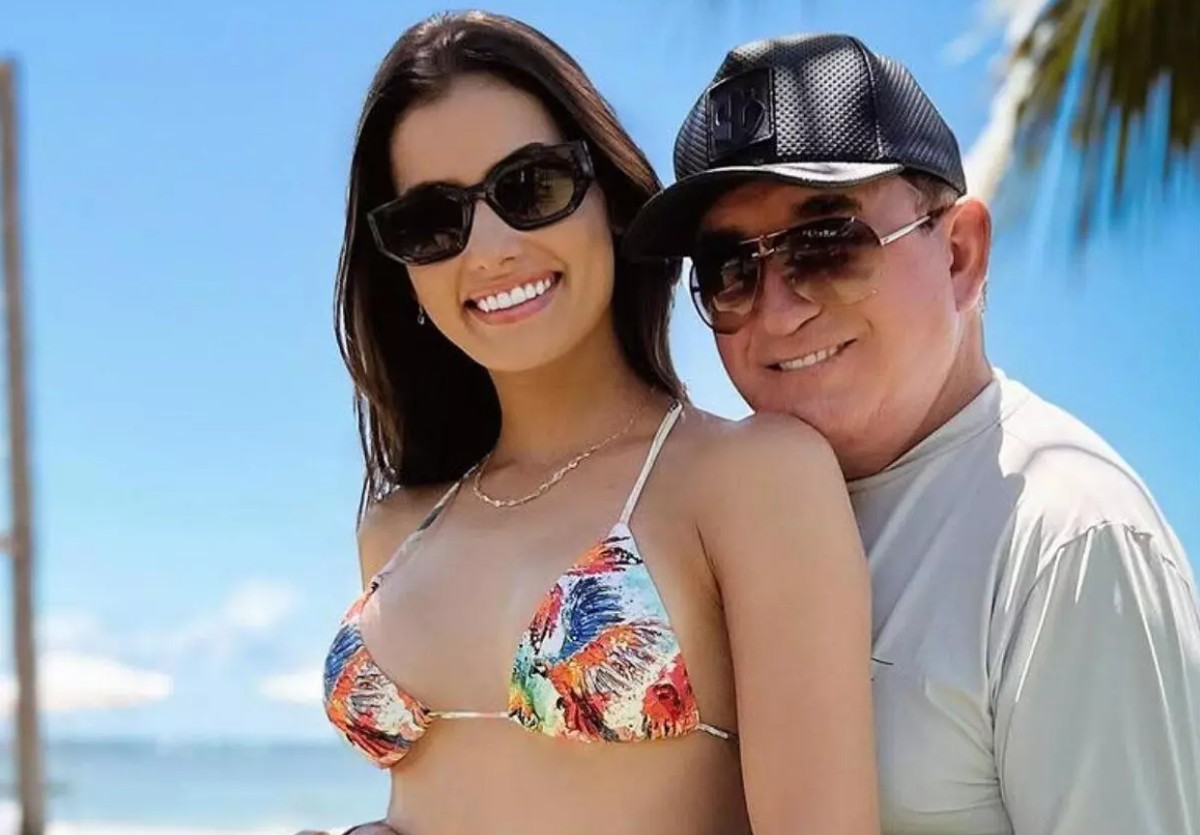 Amado Batista revela romance com jovem esposa após show em sua carreira Calita Franciele, de 23 anos, e Amado Batista, de 74: casal trocou alianças em março de 2025 (Foto: Reprodução/Instagram)
