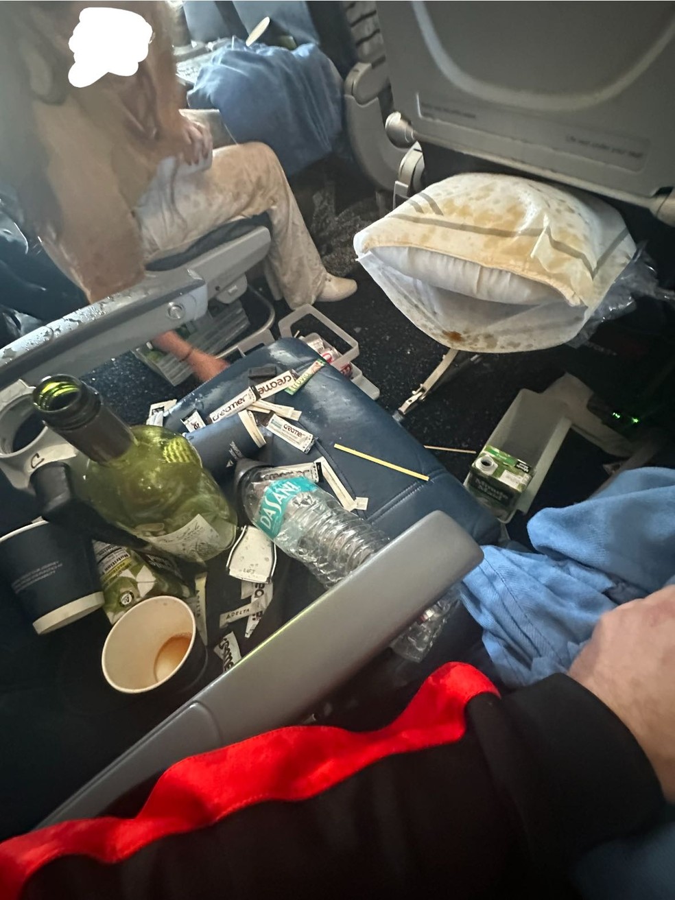 Turbulência em voo nos EUA deixa 25 feridos e gera caos entre passageiros Passageiro de voo que passou por fortes turbulências mostrou como ficou cabine de avião (Foto: Ricardo Hoogesteger / Facebook)