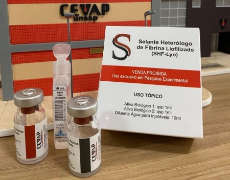 Projeto da FAPESP é escolhido para programa de inovação do Ministério da Saúde Composição associa enzima extraída do veneno da serpente cascavel com o crioprecipitado rico em fibrinogênio obtido do sangue de búfalo (Foto: Leonardo Melo/Cevap-Unesp)