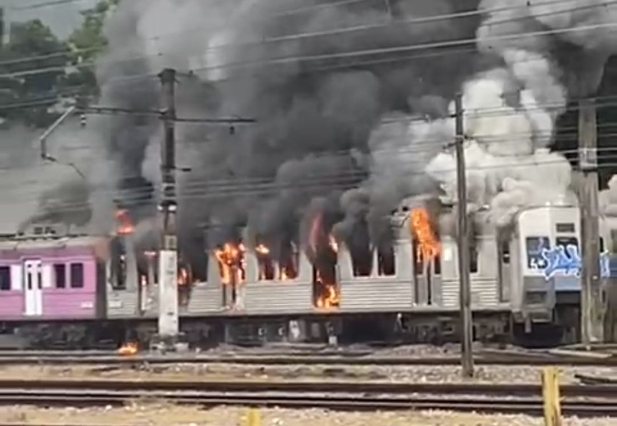 Trem pega fogo em Japeri, na Baixada Fluminense (Foto: Reprodução redes sociais)