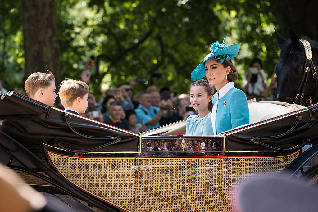 Kate Middleton e princesa Charlotte desfilam looks combinando em sete ocasiões