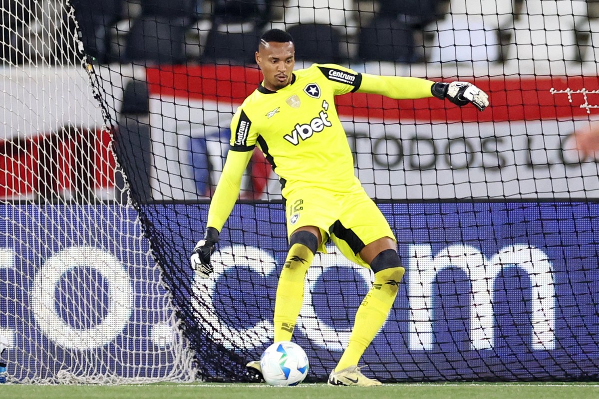 John permaneceu no Botafogo após negociação com West Ham (Foto: Vítor Silva/Botafogo)