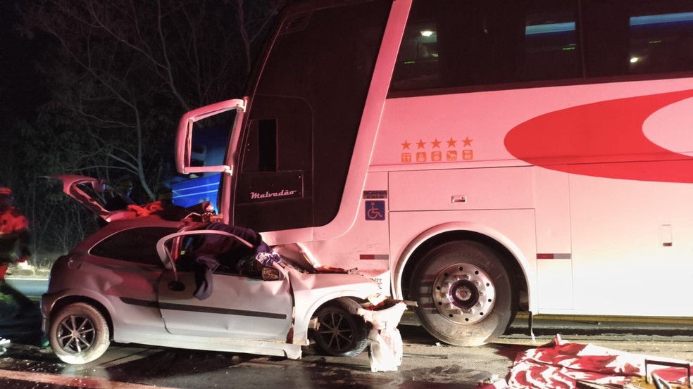 Cinco pessoas morrem em acidente entre carro e ônibus em Minas Gerais Veículos bateram de frente na MGC-122 (Foto: Samu/Divulgação)