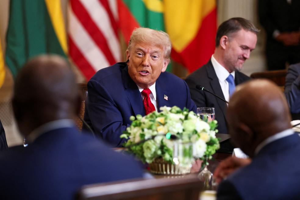 Trump elogia inglês do presidente da Libéria e gera polêmica internacional Trump recebe líderes africanos na Casa Branca, em 9 de julho de 2025 (Foto: REUTERS/Kevin Lamarque)