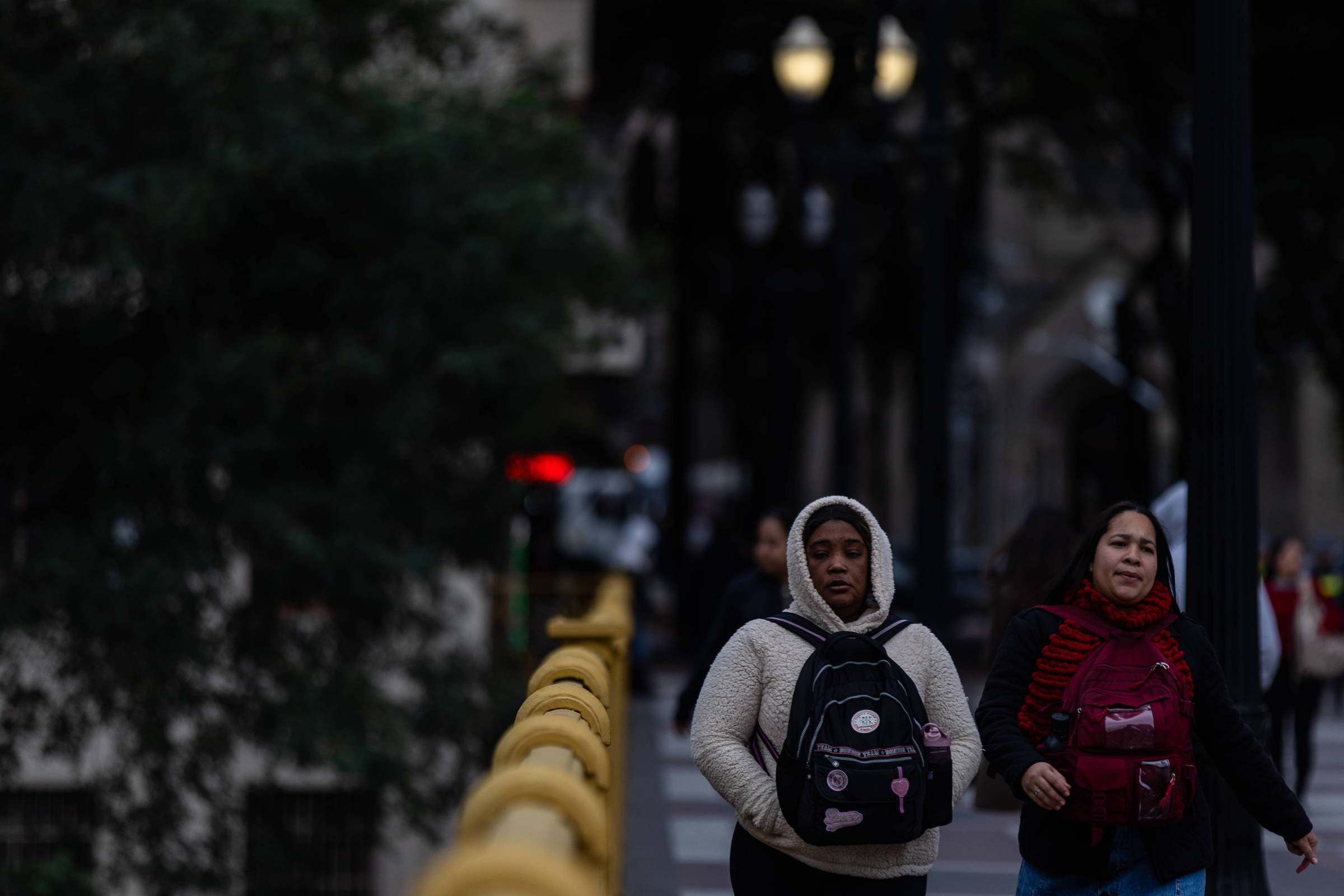 São Paulo terá manhãs frias e tardes amenas nos próximos dias Mulheres se protegem do frio com agasalhos no viaduto Santa Ifigênia, região central de São Paulo, que deve continuar com manhãs geladas nos próximos dias (Foto: Rafaela Araújo/Folhapress)