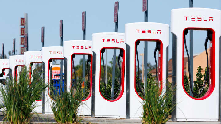 JPMorgan lista ações para ficar de olho no segundo semestre, incluindo Tesla Foto: Reprodução