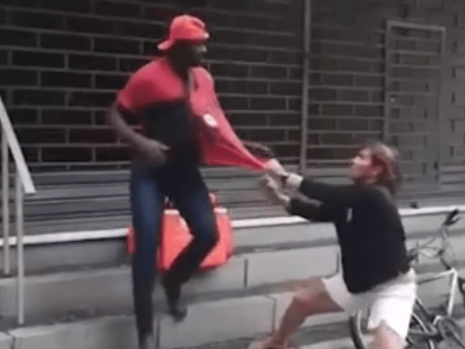 Ex-atleta é condenada por racismo após agredir entregador com coleira de cachorro Foto: Reprodução