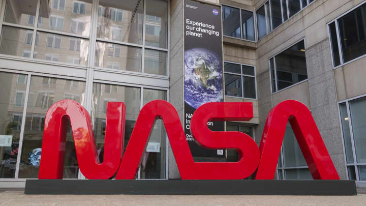 NASA enfrenta desafios cruciais em seus investimentos espaciais Logotipo da NASA é exibido na entrada do edifício sede da NASA Mary W. Jackson em 2 de junho de 2025, em Washington, DC. (Foto: Kevin Carter/Getty Images)