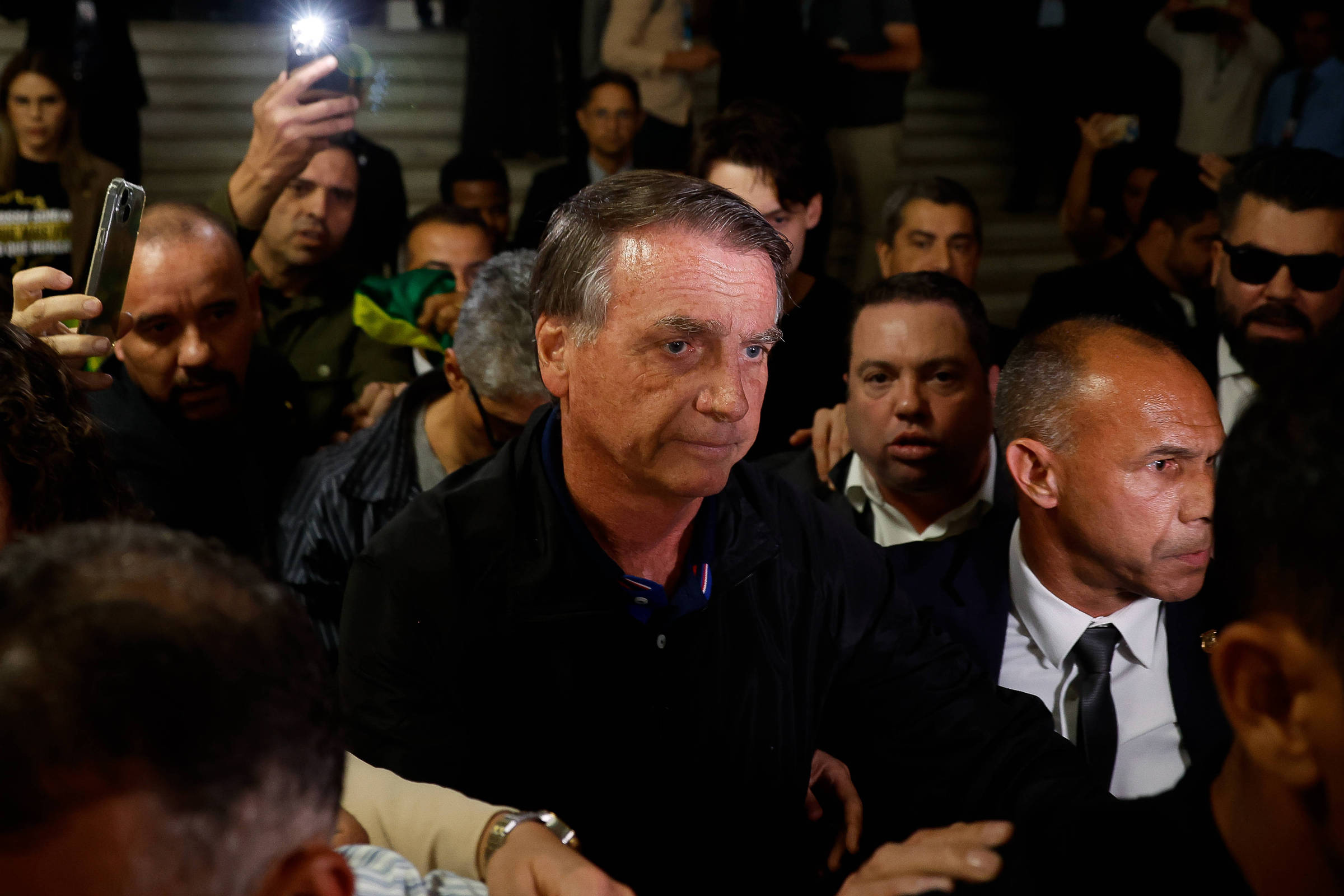 Bolsonaro e aliados enfrentam resistência de Motta e pressão de Moraes O ex-presidente Jair Bolsonaro ao deixar a Câmara dos Deputados na segunda-feira (21) (Foto: Pedro Ladeira/Folhapress)