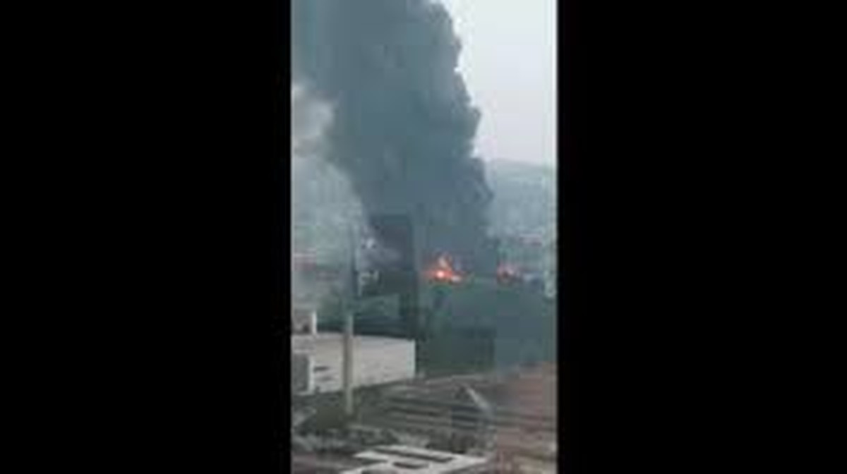 Incêndio em Barueri, região metropolitana de São Paulo, atinge galpões comerciais (Foto: Reprodução/G1)