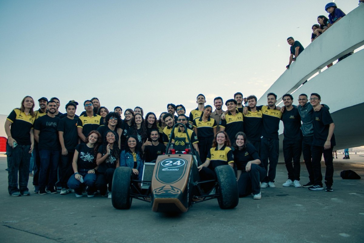 UFF se destaca na maior competição universitária de engenharia automotiva do Brasil Integrantes da equipe Buffalo, da UFF, posam com novo protótipo de Fórmula SAE usado em competição em São Paulo (Foto: Divulgação)