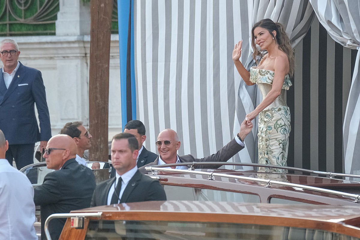 Jeff Bezos investe R$ 43 milhões em colares de diamantes para o casamento Feff Bezzos e Lauren Sánchez na festa de boas-vindas do casamento, em Veneza — Foto: Getty Images
