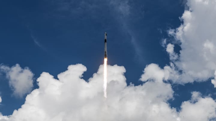 Um foguete Falcon 9 da SpaceX com a cápsula Crew Dragon Endeavour levando a missão Crew-11 decola do Complexo de Lançamento 39A no Centro Espacial Kennedy da NASA na Flórida em 1º de agosto de 2025. (Foto: Chandan Khanna | Afp | Getty Images)