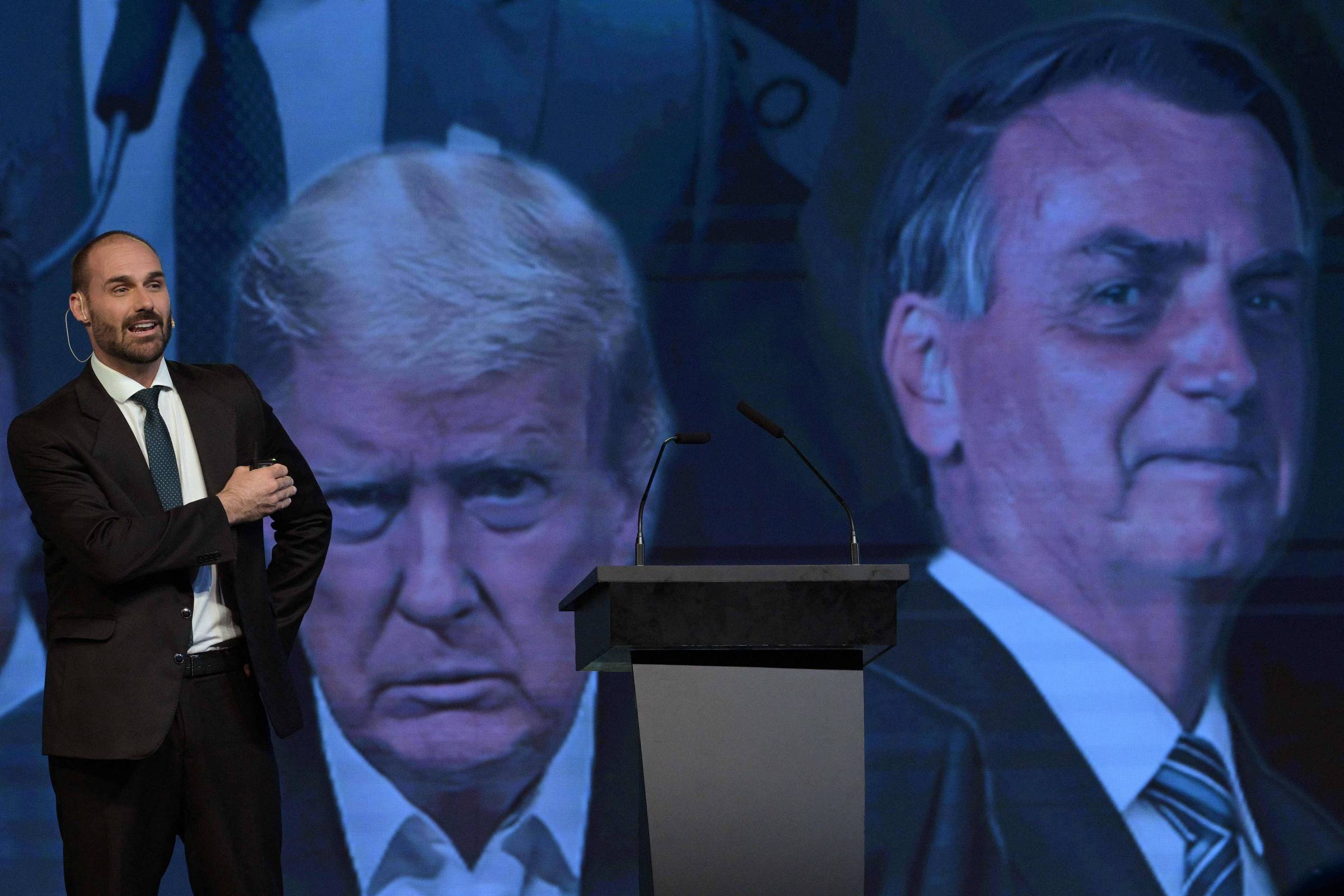 Câmara resiste a anistia que bolsonaristas acreditam reverter tarifaço de Trump Deputado licenciado Eduardo Bolsonaro, em conferência da direita (Foto: Juan Mabromata - 05.dez.2024/AFP)