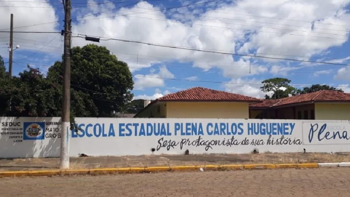 Estudante é agredida por colegas em escola de MT; polícia apura o caso Estudante é agredida com pedaço de pau por colegas em escola de Mato Grosso (Foto: Reprodução/Facebook)