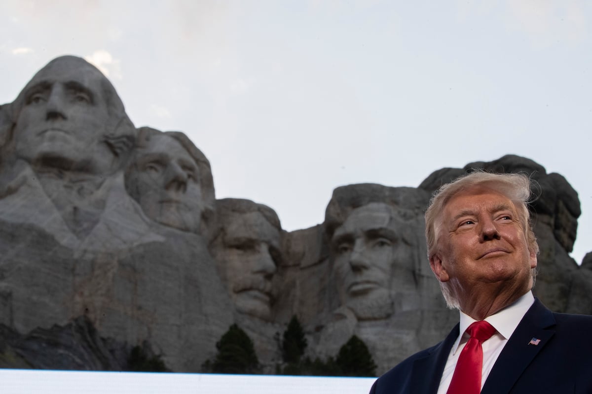 Trump busca reescrever a história dos Estados Unidos para o 250º aniversário Trump, ante o Monte Rushmore, onde estão esculpidas as efigies dos presidentes George Washington, Thomas Jefferson, Theodore Roosevelt e Abraham Lincoln, no dia 4 de julho de 2020. (Foto: Alex Brandon/AP)