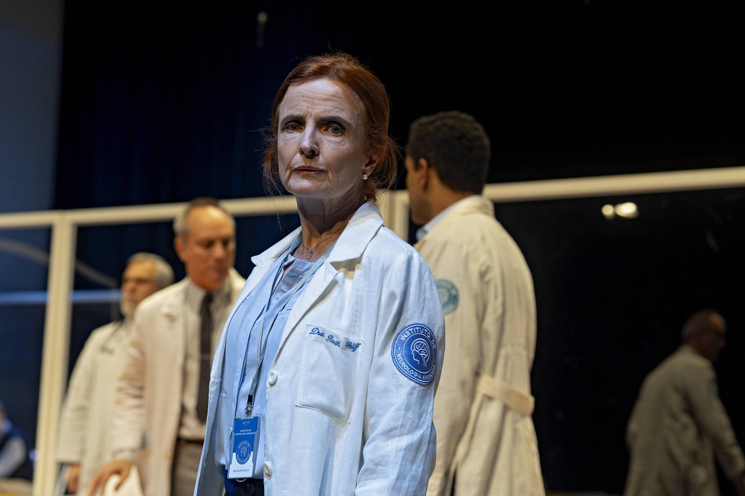 A atriz Clara Carvalho em cena do espetáculo 'A Médica', em cartaz no auditório do Masp (Foto: Ronaldo Gutierrez/Ronaldo Gutierrez/Divulgação)