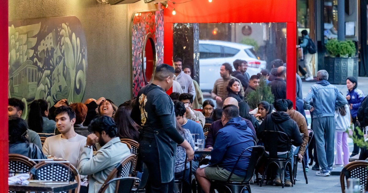 Um terço dos restaurantes nos EUA enfrenta falta de pessoal para atender clientes Clientes em restaurante em São Francisco, na Califórnia: desafio de contratação para atender a demanda (Foto: David Paul Morris/Bloomberg)
