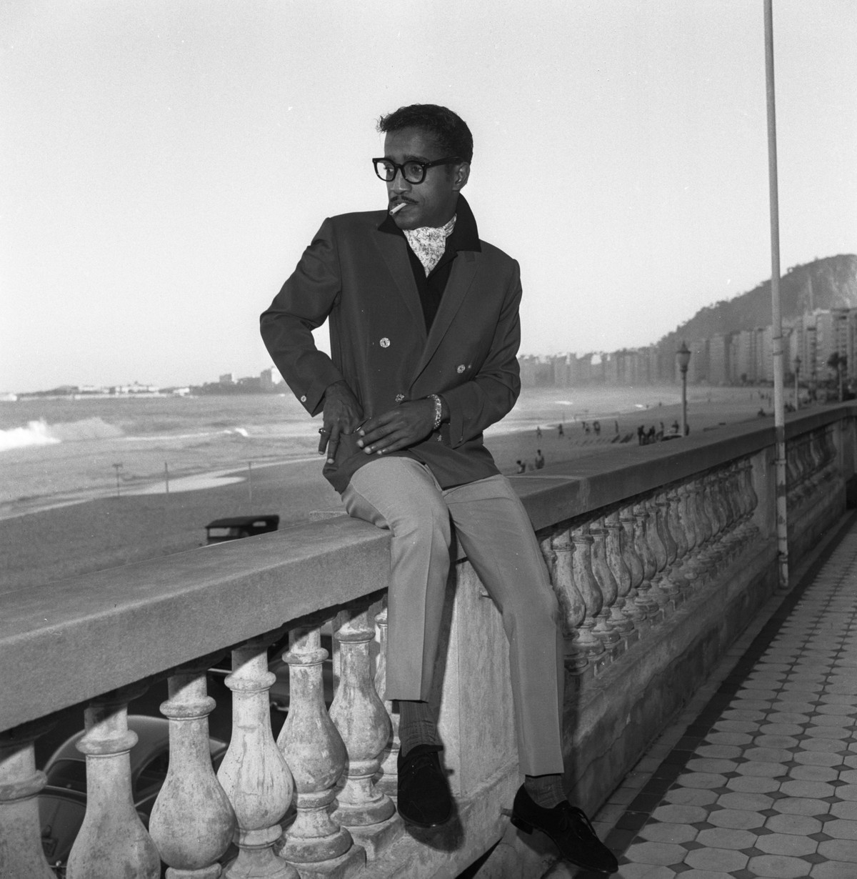 Copacabana se reinventa e mantém sua essência boêmia ao longo das décadas Sammy Davis Junior (cantor): o artista aprecia a vista na varanda do Hotel Copacabana Palace, um dia após sua apresentação no Golden Room — Foto: Arquivo/13-6-1960