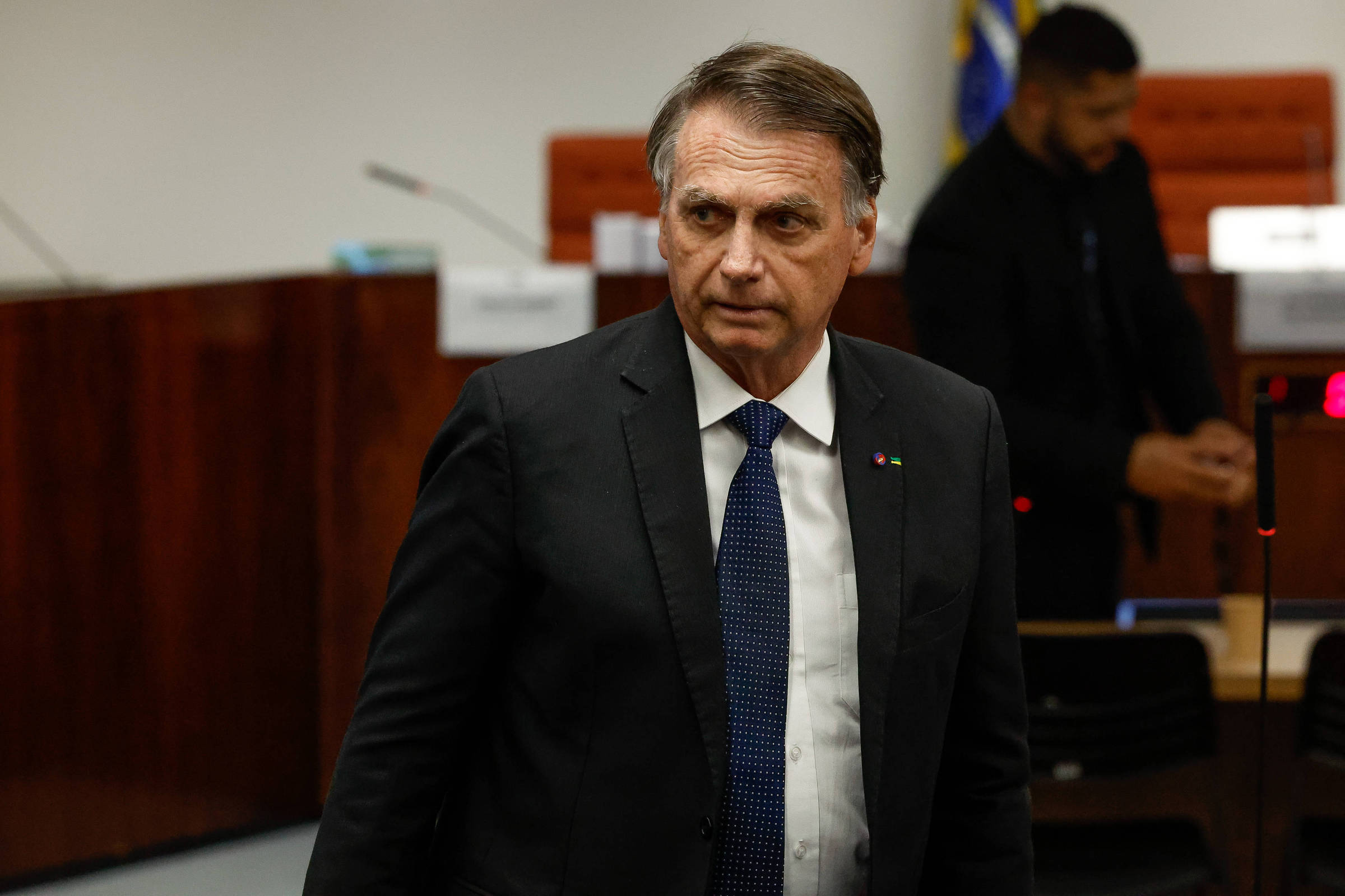 Bolsonaro nega intenção de deixar o país e critica denúncia da PGR O ex-presidente Jair Bolsonaro durante sessão de depoimento no STF da ação penal da qual é réu (Foto: Pedro Ladeira - 10.jun.2025/Folhapress)