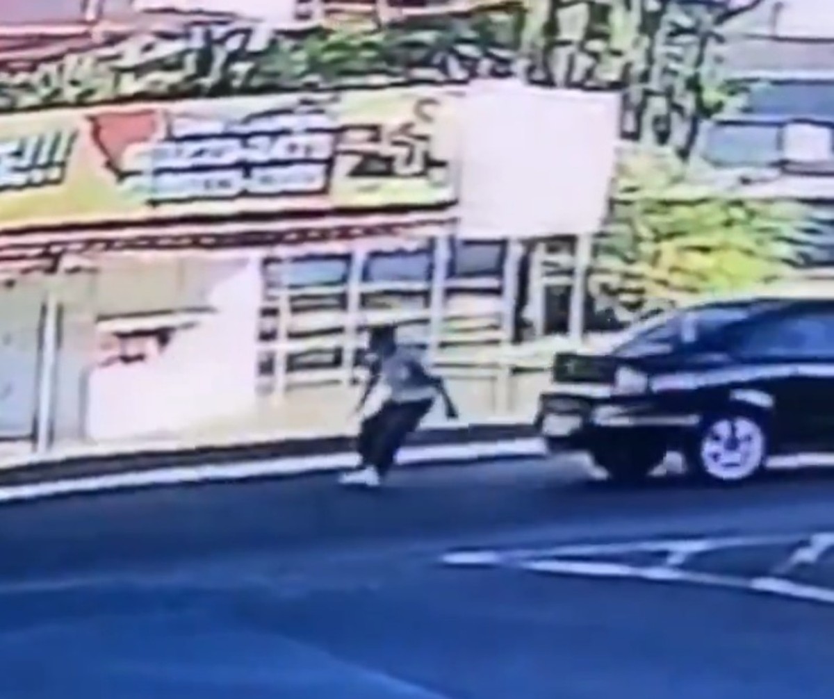Polícia investiga atropelamento fatal de idoso em Uberlândia com vídeo como prova Idoso foi atropelado duas vezes em curto intervalo de tempo em Uberlândia — Foto: Reprodução