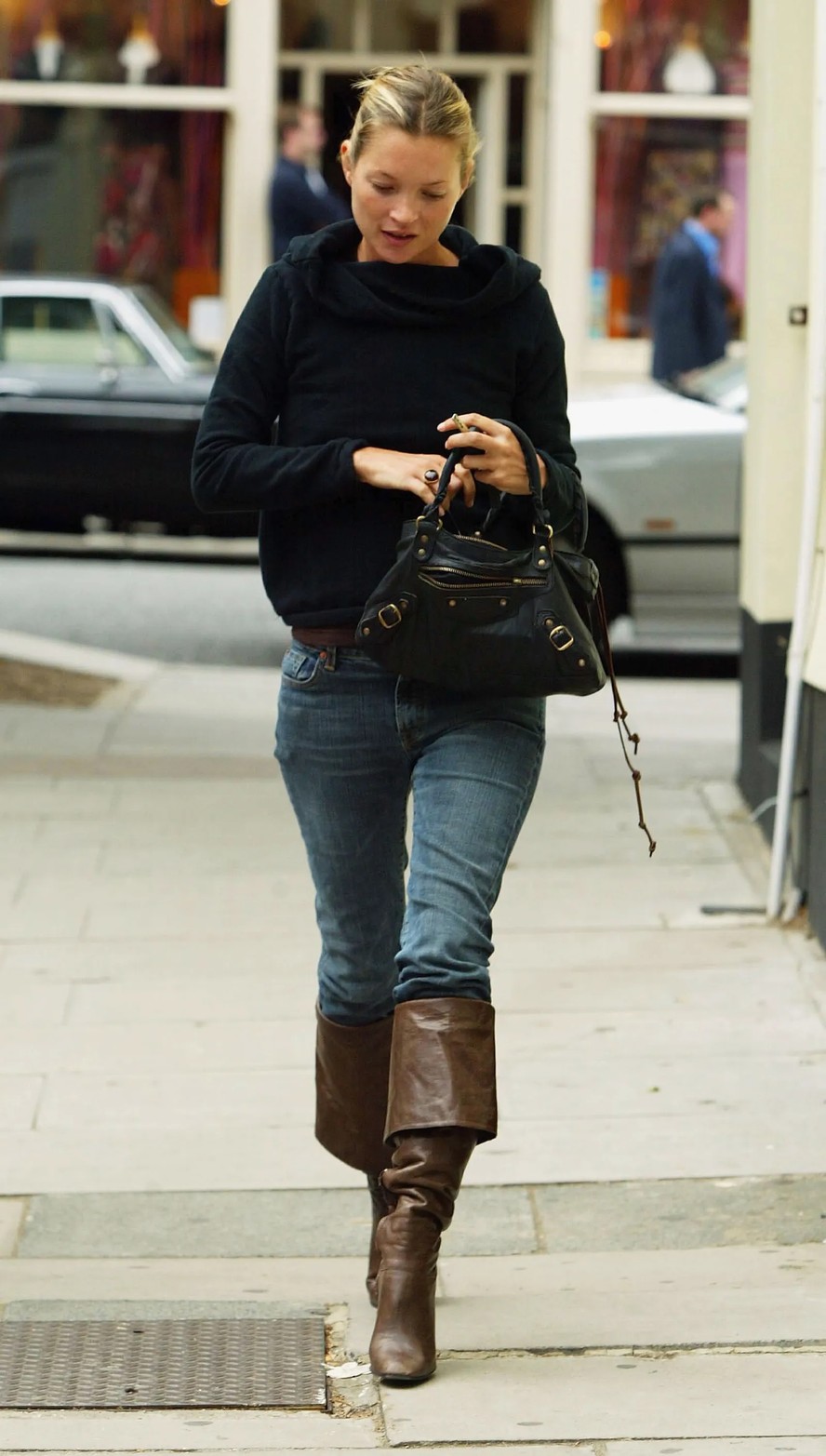 Bota boho dos anos 2000 retorna com força nas passarelas da moda atual Kate Moss em 2003 (Foto: Gareth Cattermole/Getty Images)