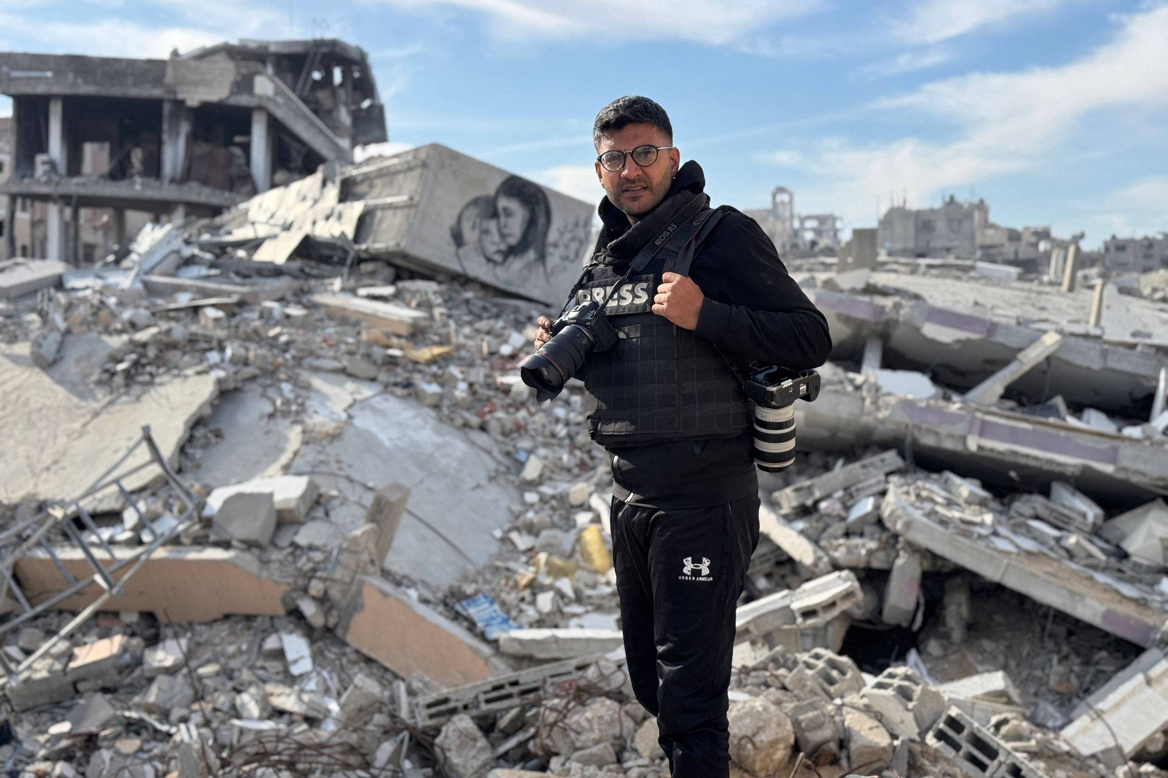 Agência alerta sobre risco de vida de colaboradores em Gaza e pede saída segura Jornalista da AFP Bashar Taleb posa para foto na Faixa de Gaza em dezembro de 2024 (Foto: AFP)