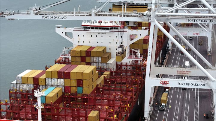 Guerra comercial de Trump afeta gravemente portos menores nos EUA Um navio porta-contêineres é visto atracado no Porto de Oakland, na Califórnia, em 18 de abril de 2025. (Foto: Justin Sullivan | Getty Images)