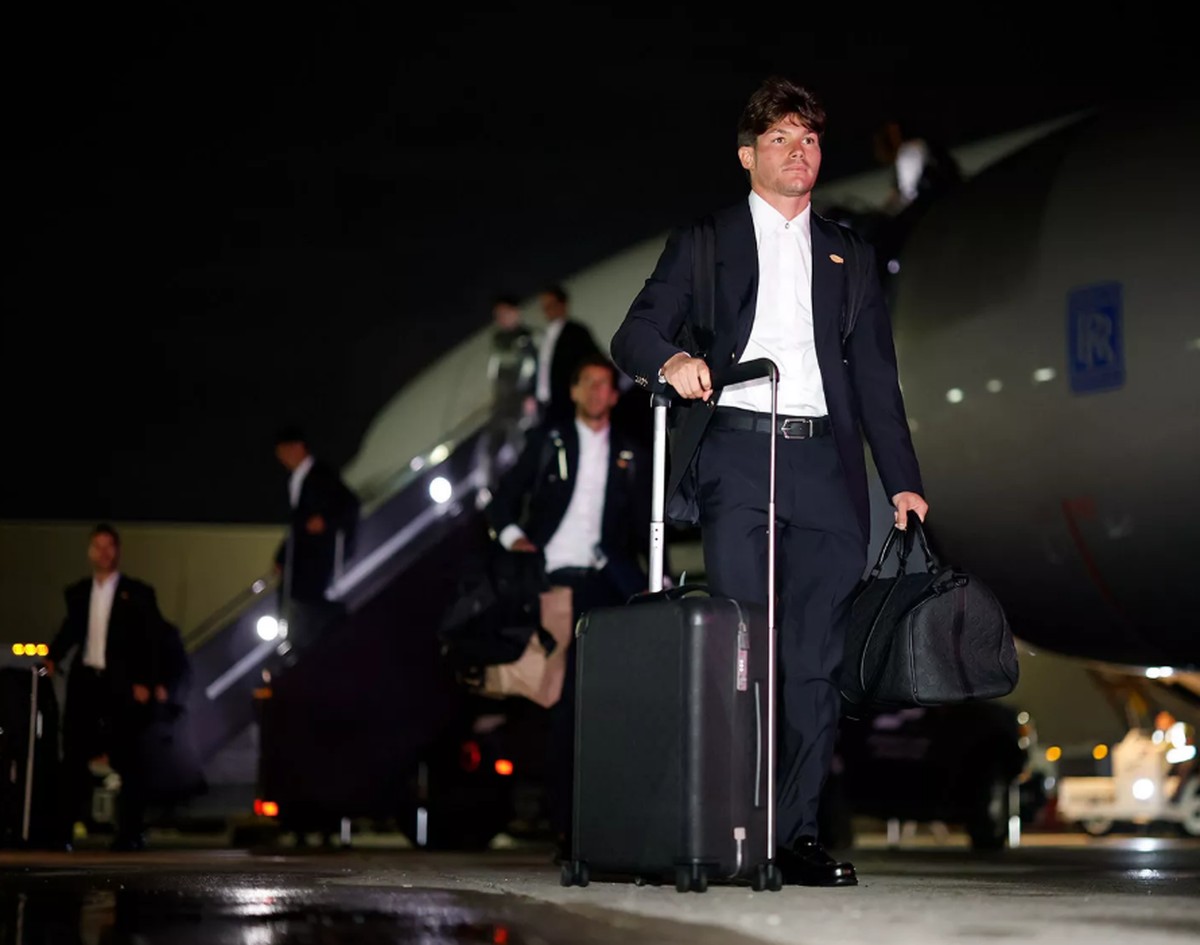 Avião do Real Madrid atrasa pouso em Nova York e gera intervenção da Fifa Fran Garcia no desembarque do Real Madrid em Nova Jersey (Foto: Antonio Villalba e Pedro Castillo/Real Madrid)