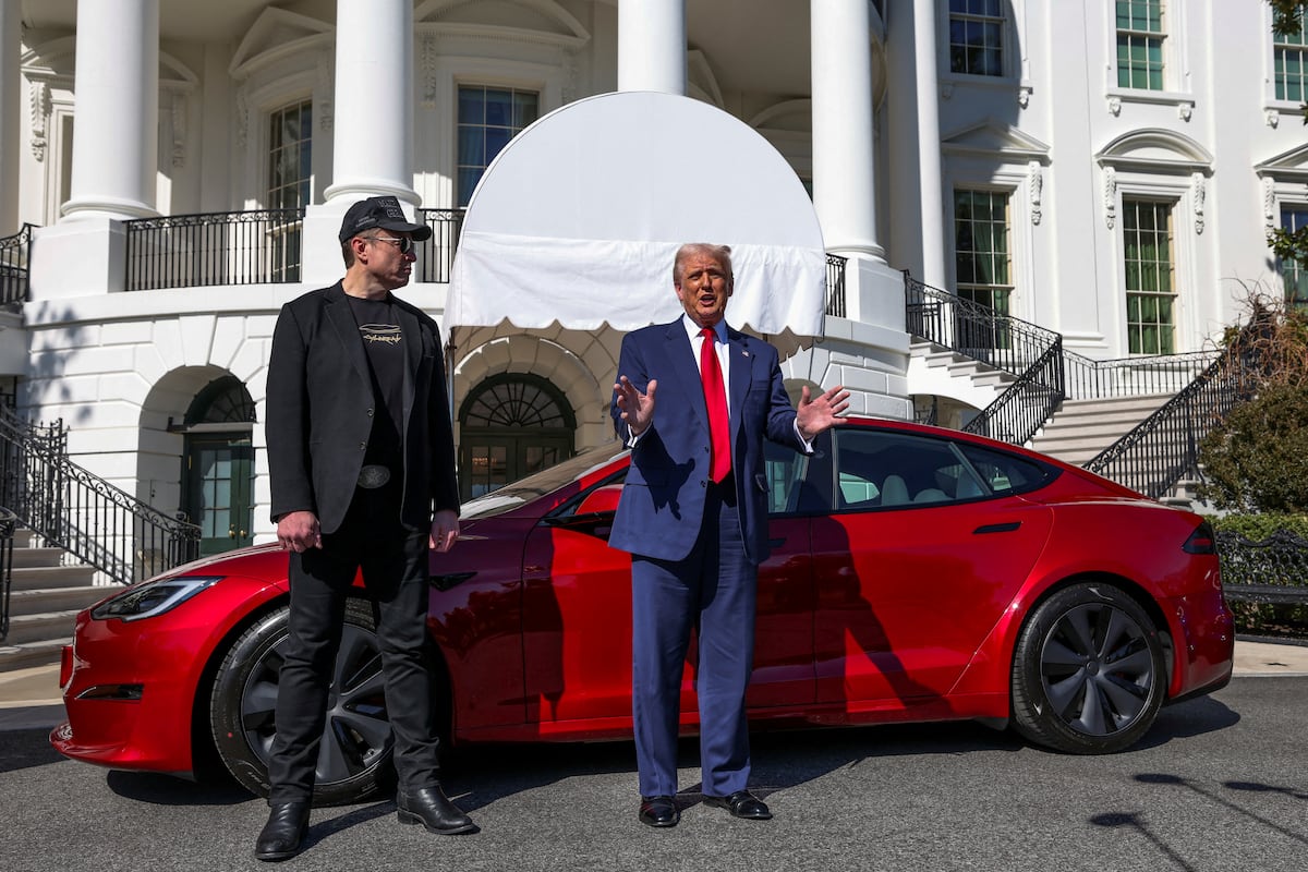 Donald Trump e Elon Musk, ante um carro da Tesla, em março, na Casa Branca. (Foto: Kevin Lamarque/REUTERS)