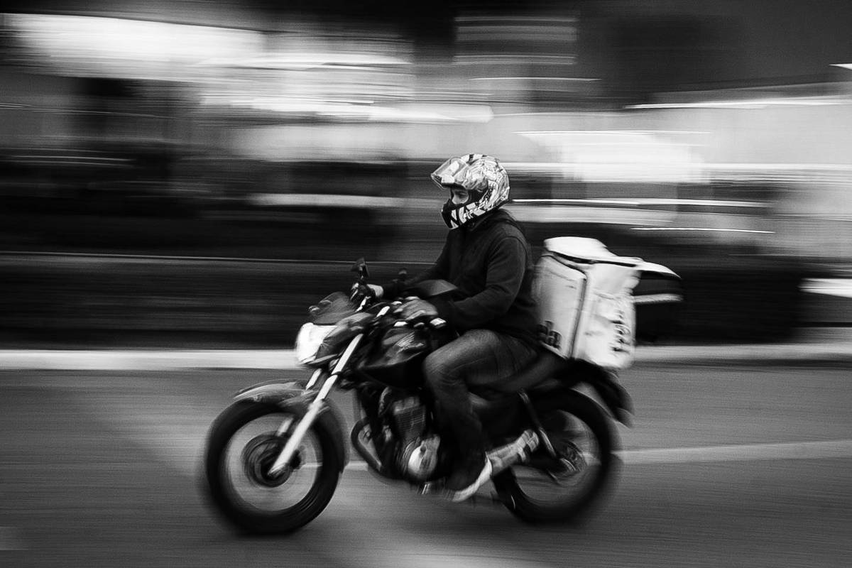 Reduzir acidentes fatais de motocicletas nas estradas brasileiras Motociclista trafega pela avenida Faria Lima, em São Paulo (SP) (Foto: Zanone Fraissat/Folhapress)