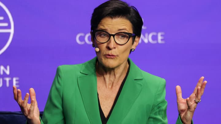 Jane Fraser, CEO do Citigroup, fala na 28ª Conferência Global do Instituto Milken, no Beverly Hilton, em Beverly Hills, Califórnia, em 5 de maio de 2025. (Foto: Patrick T. Fallon | AFP | Getty Images)