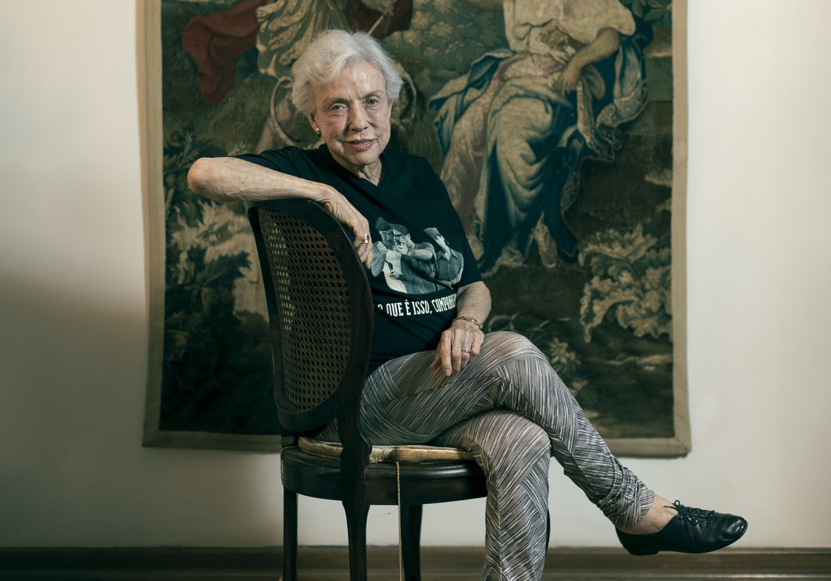 Lucy Barreto, aos 92 anos, revela novos projetos e cuida do marido com carinho Produtora Lucy Barreto, de 92 anos, na sala de seu apartamento no Parque Guinle, em Laranjeiras, Zona Sul do Rio (Foto: Leo Martins / Agencia O Globo)