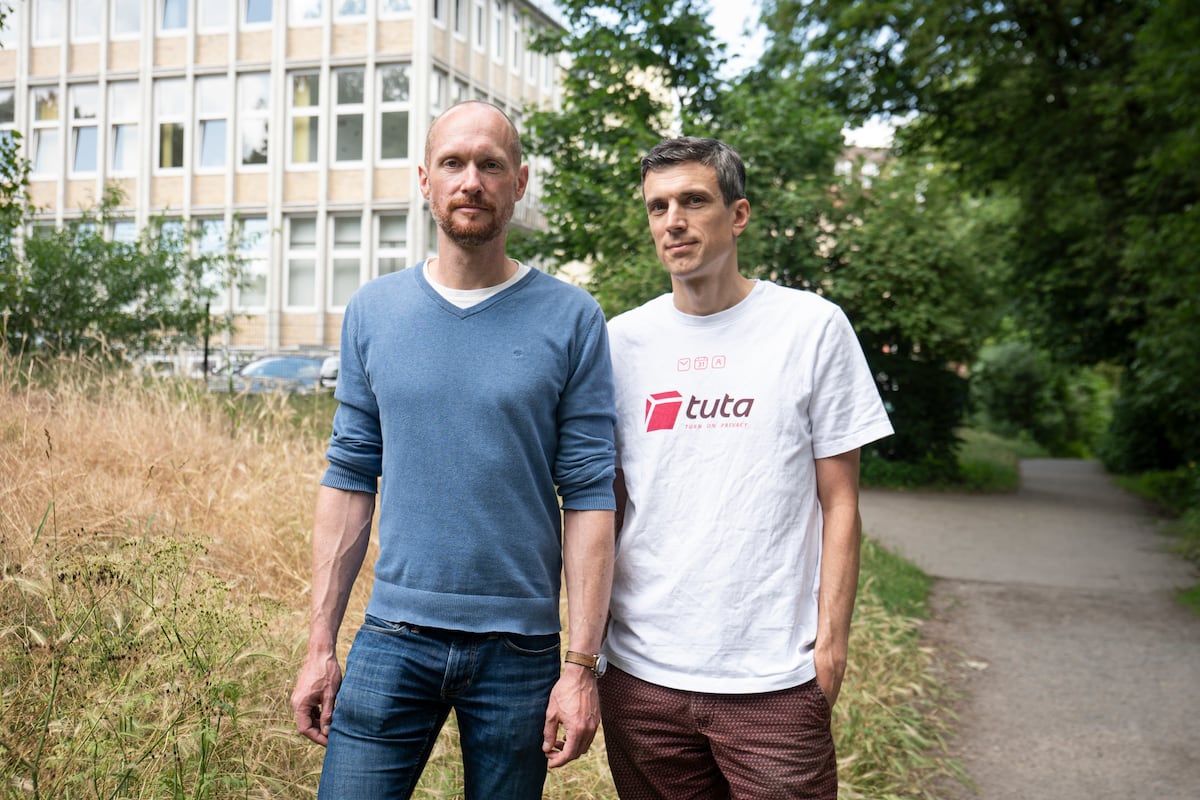 Tuta apresenta alternativa alemã que protege dados e desafia Google Os dois fundadores de Tuta, Matthias Pfau (esquerda) e Arne Möhle (direita), diante das oficinas de Tuta na cidade alemã de Hannover. (Foto: Lena Mucha para El Pais Semanal)