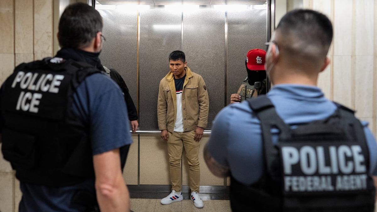 Um migrante é detido por agentes federais em Nova York, Estados Unidos, no dia 26 de junho de 2025. (Foto: David Dee Delgado/REUTERS)