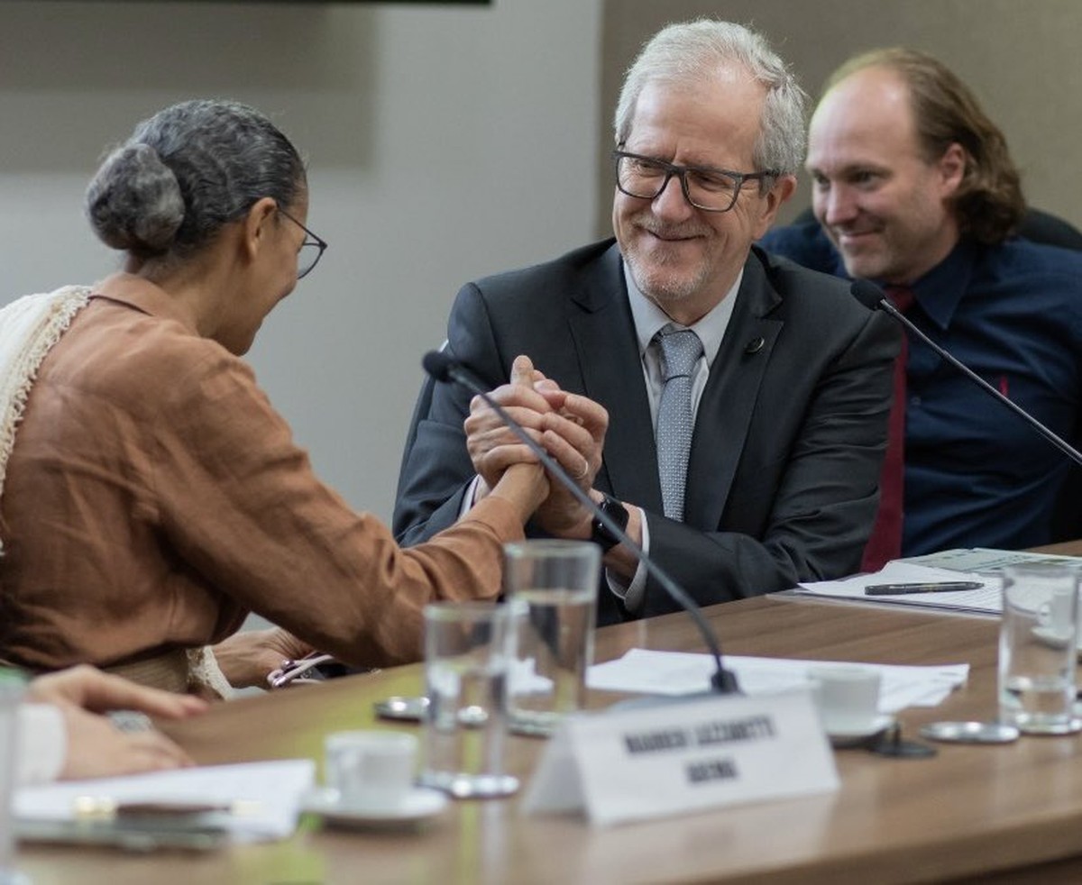 Comissão de Ética aprova sócio de construtora com contrato no ICMBio João Paulo Capobianco e Marina Silva (Foto: Reprodução/Marina Silva)
