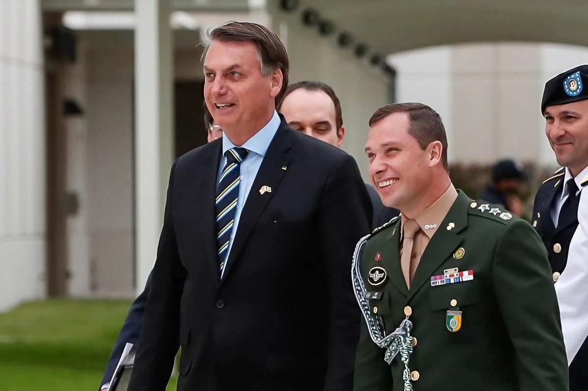 Ex-presidente Jair Bolsonaro e seu ex-ajudante de ordens, Mauro Cid — Foto: Reprodução/Alan Santos / PR/Divulgação