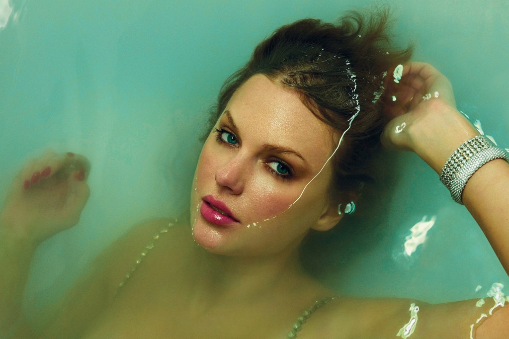O álbum 'The Life of a Showgirl' de Taylor Swift tem estrelas como Sabrina Carpenter, Caitlin Clark, Cardi B e Nicki Minaj reagindo com empolgação. (Foto: Reprodução)