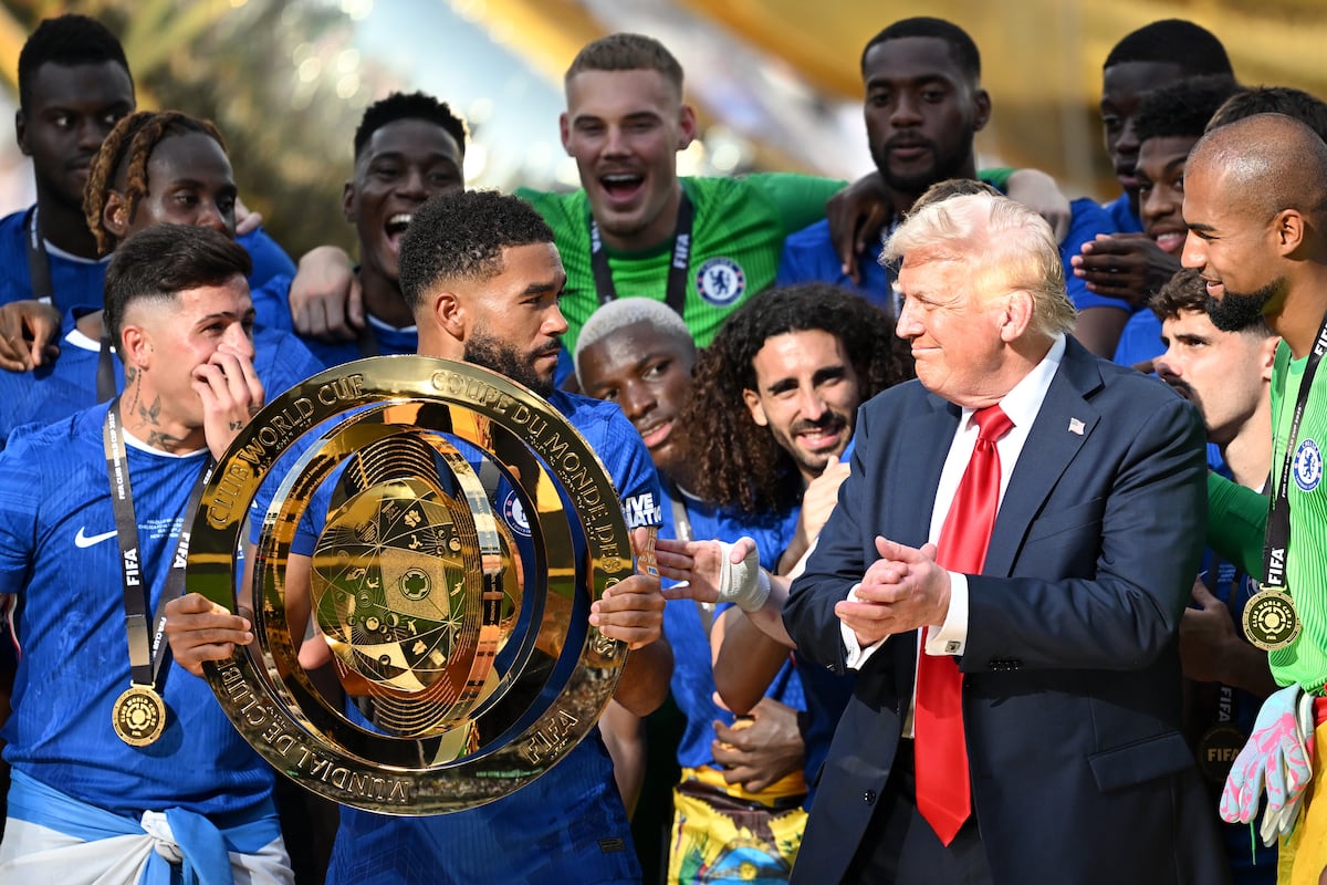 Trump leva troféu do Mundial de Clubes após aparecer em foto dos campeões Reece James segura o troféu do Mundial de Clubes sob o olhar de Donald Trump. (Foto: DPA via Europa Press)