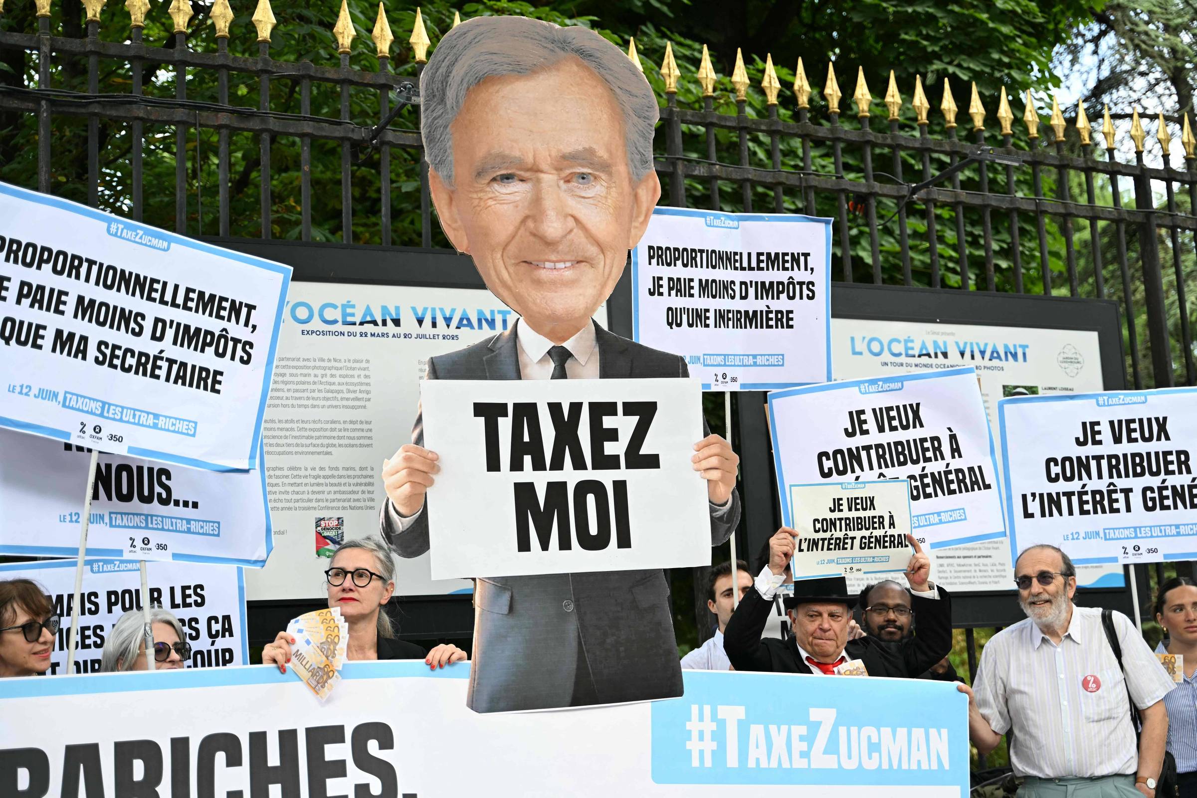Sete ganhadores do Nobel de Economia apoiam imposto mínimo para os super-ricos Manifestação em frente ao Senado francês pela taxação de ultrarricos (Foto: Emma da Silva - 12.jun.25/AFP)
