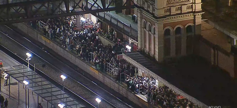 Trem da CPTM descarrila e causa transtornos entre Luz e Brás Passageiros na plataforma da Estação da Luz. (Foto: Reprodução/ TV Globo)