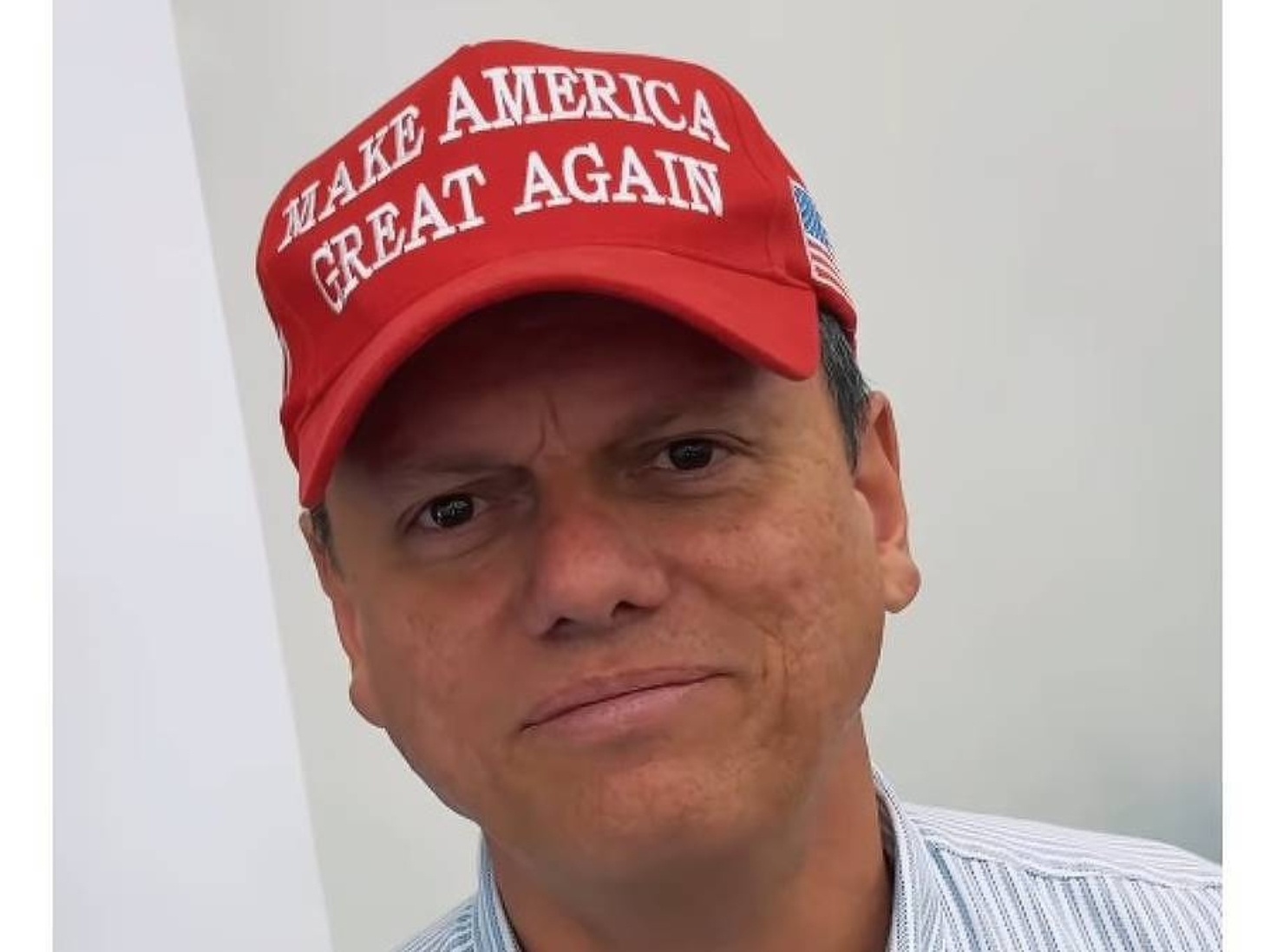 PT utiliza tarifas de Trump para desgastar imagem de Eduardo Bolsonaro e Tarcísio Tarcísio de Freitas com boné MAGA (Make América Great Again) em apoio a Donald Trump (Foto: Reprodução - 3.abr.2024/Instagram)