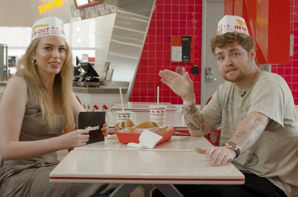 Alex Warren compõe canção ideal para duetos com Billie Eilish, mas duvida da colaboração Alex Warren diz que escreveu uma música de colaboração para cantar com Billie Eilish, mas ele tem certeza de que 'ela nunca fará isso.' (Foto: Reprodução)