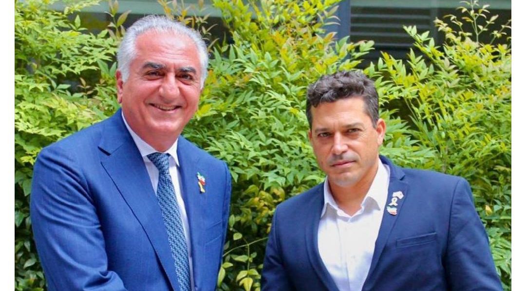 Ministro israelense Amicha Chikli publica foto com herdeiro de monarquia no X (Foto: Reprodução/X)
