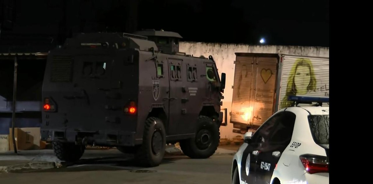 Um blindado da Polícia Civil num dos locais que é alvo da operação (Foto: TV Globo/Reprodução)